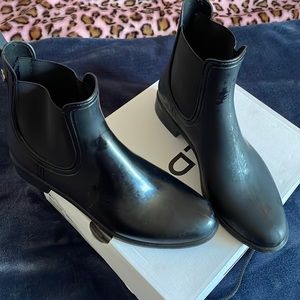 Aldo rain boots, Matte finish. So cute!